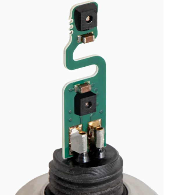 Auto-Calibration ที่ช่วยลดปัญหา Process Blind Spots
หนึ่งในความท้าทายของการควบคุม Dew Point ในกระบวนการที่มีความชื้นต่ำ คือการทำ Auto-Calibration โดยไม่ทำให้สัญญาณการวัดหยุดชะงัก
ในกระบวนการผลิตที่มีการเปลี่ยนแปลงตลอดเวลา ข้อมูล Dew Point ถูกนำไปใช้ประกอบการตัดสินใจและควบคุมกระบวนการอย่างต่อเนื่อง หากสัญญาณเอาต์พุตหยุดนิ่งระหว่างการ Calibration อาจทำให้ไม่สามารถมองเห็นการเปลี่ยนแปลงที่เกิดขึ้นจริงในกระบวนการได้
TDS501 จึงได้รับการออกแบบให้สามารถรักษาข้อมูล Dew Point อย่างต่อเนื่องระหว่างการทำงาน โดยใช้เทคโนโลยีการตรวจวัดที่อาศัย เซนเซอร์แบบ Capacitive จำนวน 4 Elements ช่วยสนับสนุนการตรวจวัดอย่างต่อเนื่องสำหรับการติดตามกระบวนการตลอด 24 ชั่วโมง
แนวทางดังกล่าวช่วยให้ผู้ใช้งานสามารถนำข้อมูลไปใช้กับระบบควบคุมได้อย่างต่อเนื่อง และลดโอกาสเกิดจุดบอดในการตรวจสอบกระบวนการ